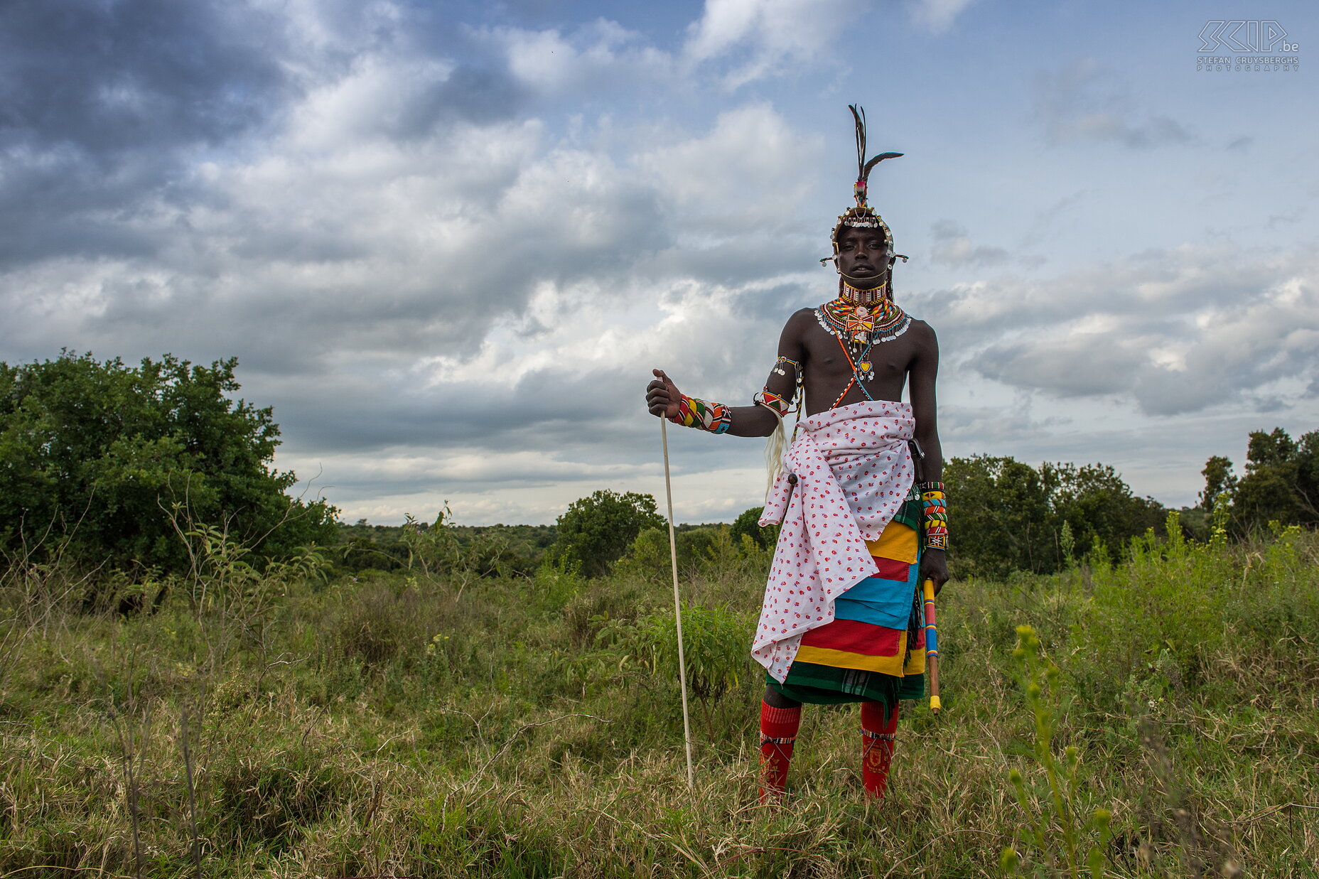 Suguta Marma - Samburu moran ‘s Avonds nodigden we enkele Samburu morans (krijgers) uit op onze kampplaats. De morans dragen een kleurrijke doek die rond hun taille wordt gewikkeld. Ze tooien zich met kettingen, armbanden en enkelbanden. Ze kleuren hun haren met rode oker en oudere morans dragen hun haar in lange vlechten. Heel wat morans dragen ook een traditioneel mes en een handspiegeltje. Stefan Cruysberghs